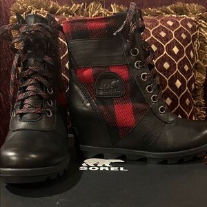 Sorel Women's Black and Red Ankle Boots